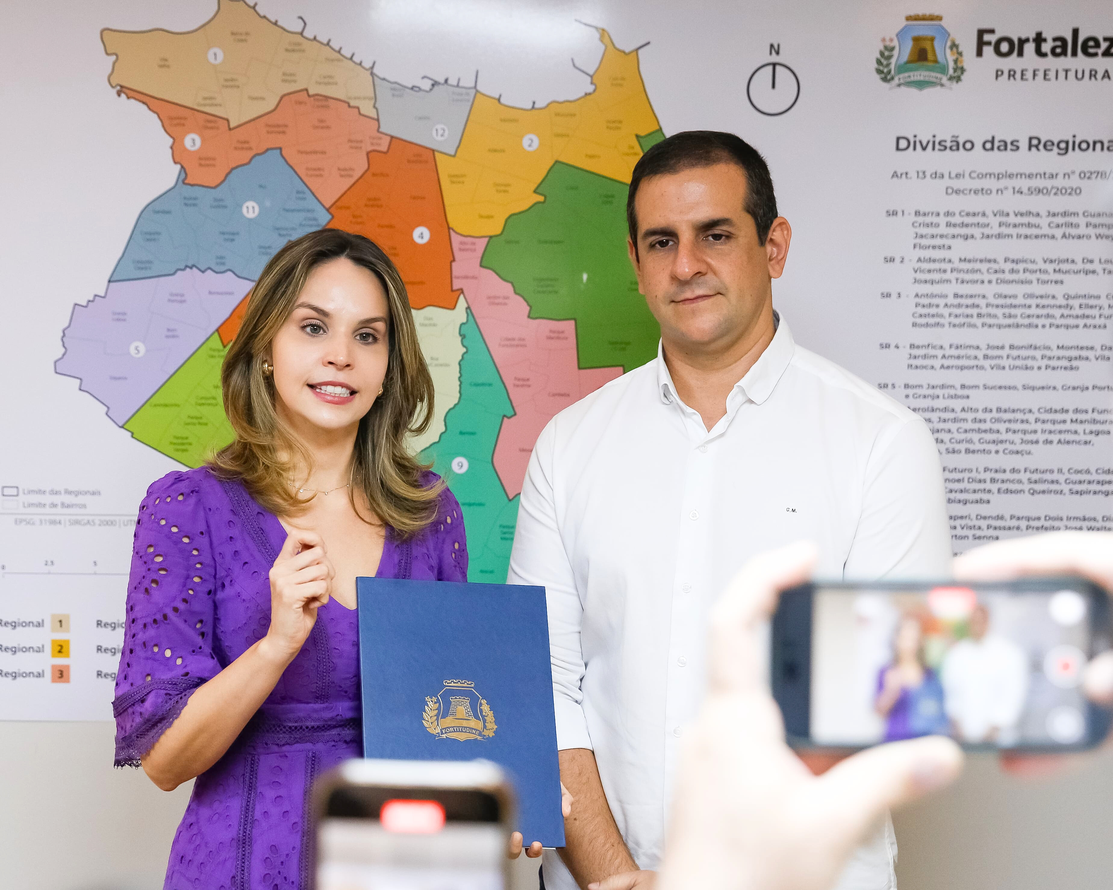 superintendente da Agefis, Guilherme Magalhães, e secretária da SDHDS e vice-prefeita, Gabriella Aguiar, posam para a foto